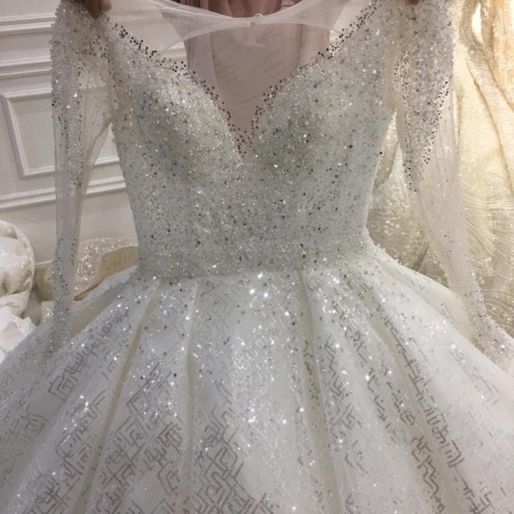 Wedding dress - Picture 1 of 10